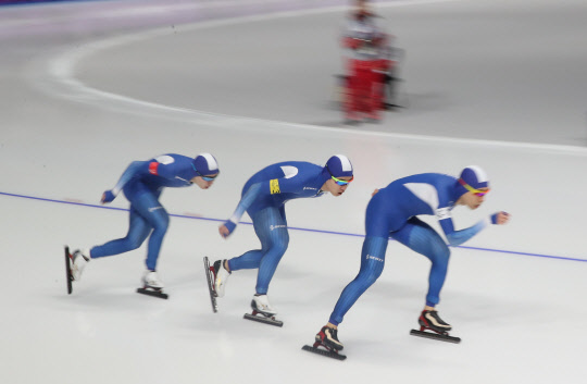 [올림픽] 후배들 이끄는 이승훈  18일 오후 강원 강릉스피드스케이팅경기장에서 열린 2018 평창동계올림픽 스피드스케이팅 남자 팀추월 준준결승 경기에서 이승훈(앞쪽부터)이 김민석, 정재원과 호흡을 맞춰 멋진 레이스를 펼치고 있다.